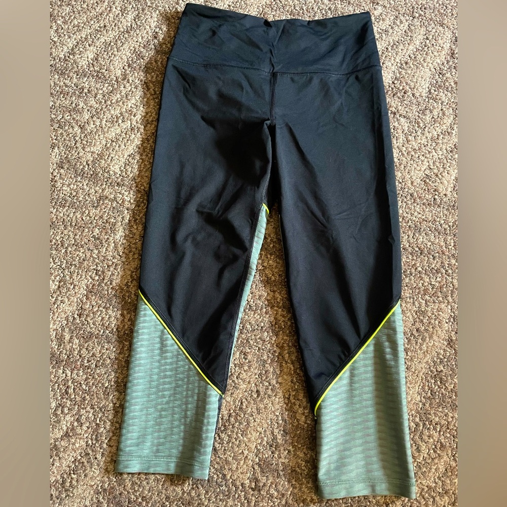 Victorias Secret Knockout Capri Leggings. Size m